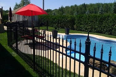 Clôture de piscine conforme installée à Saint-Lin–Laurentides
